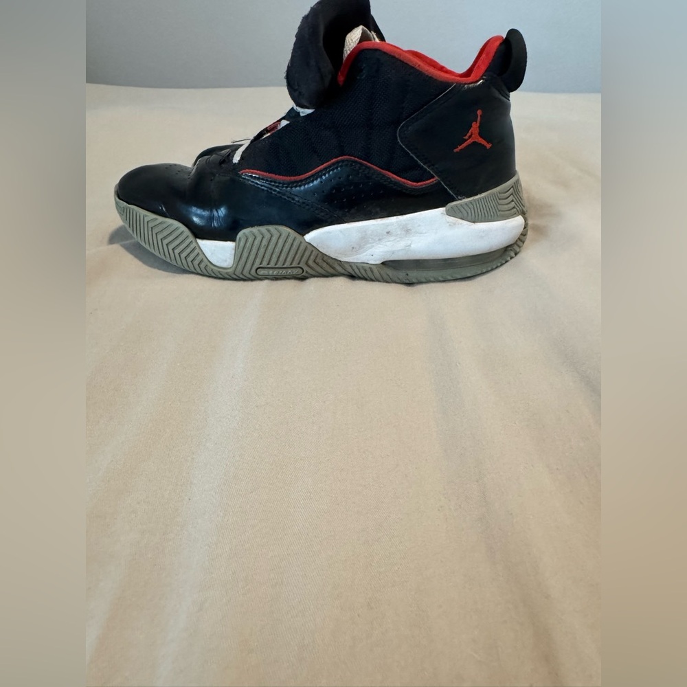 Black and Red Jordan Shoes Boys 6.5Y - Used - Picture 4 of 8